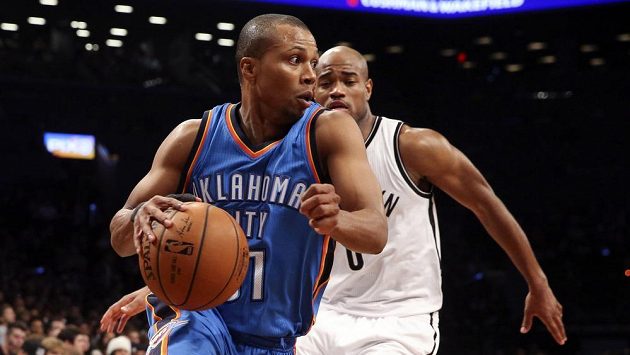 Sebastian Telfair na snímku ještě v dresu Oklahomy. Vzadu Jarrett Jack (0) z Brooklynu. Sebastian Telfair na snímku ještě v dresu Oklahomy. Vzadu Jarrett Jack (0) z Brooklynu.