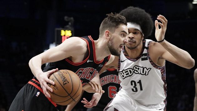 Český basketbalista Tomáš Satoranský (v černém) přechází přes Jarretta Allena z Brooklynu v zápase NBA. Český basketbalista Tomáš Satoranský (v černém) přechází přes Jarretta Allena z Brooklynu v zápase NBA.
