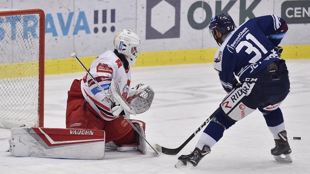 Zleva brankář Olomouce Branislav Konrád a Dominik Lakatoš z Vítkovic. Zleva brankář Olomouce Branislav Konrád a Dominik Lakatoš z Vítkovic.
