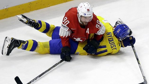 Gustav Nyquist ze Švédska je masírován, ustlal si na něm Švýcar Roman Josi. Gustav Nyquist ze Švédska je masírován, ustlal si na něm Švýcar Roman Josi.