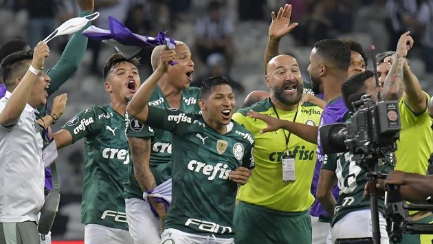 Fotbalisté Palmeiras se radují po postupu do finále Poháru osvoboditelů. Fotbalisté Palmeiras se radují po postupu do finále Poháru osvoboditelů.