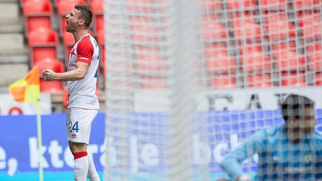 Útočník Slavie Praha Muris Mešanovič oslavuje gól proti Příbrami. Útočník Slavie Praha Muris Mešanovič oslavuje gól proti Příbrami.