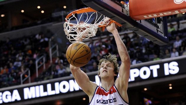 Český basketbalista Jan Veselý střílí koš. Český basketbalista Jan Veselý střílí koš.