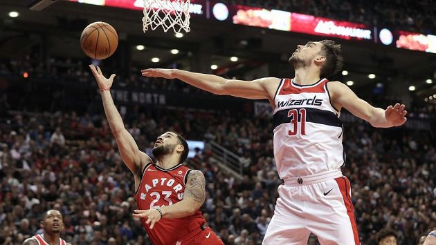Tomáš Satoranský (31) z Washingtonu se snaží blokovat střelu Freda VanVleeta (23) z Toronta. Tomáš Satoranský (31) z Washingtonu se snaží blokovat střelu Freda VanVleeta (23) z Toronta.