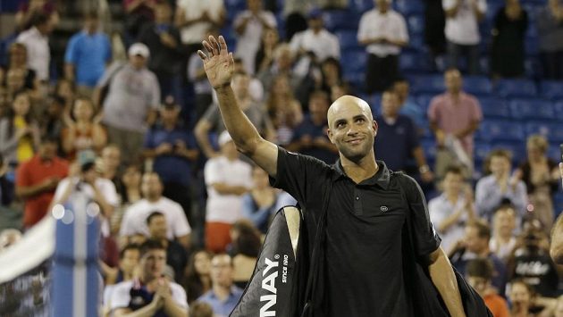 James Blake se loučí s diváky na US Open. James Blake se loučí s diváky na US Open.