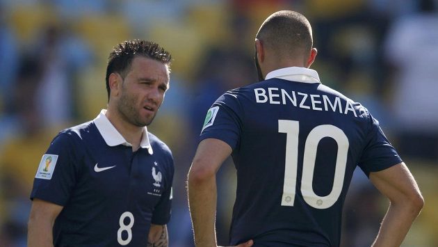 Francouz Mathieu Valbuena (vlevo) a jeho spoluhráč Karim Benzema během čtvrtfinále MS. Francouz Mathieu Valbuena (vlevo) a jeho spoluhráč Karim Benzema během čtvrtfinále MS.