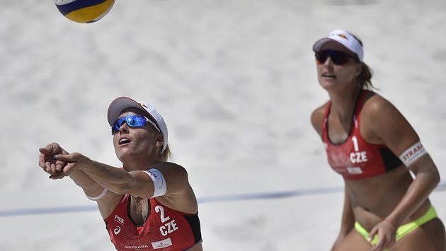 Turnaj Světového okruhu v plážovém volejbalu - Nausch Sluková (vlevo) a Barbora Hermannová (vpravo). Turnaj Světového okruhu v plážovém volejbalu - Nausch Sluková (vlevo) a Barbora Hermannová (vpravo).