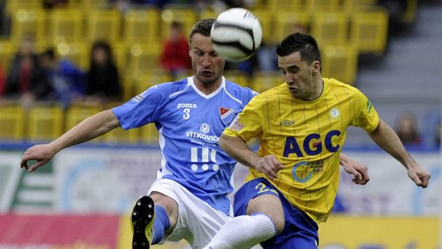Teplický útočník Aidin Mahmutovič (vpravo) bojuje o míč se Zdenkem Kaprálikem z Baníku Ostrava. Teplický útočník Aidin Mahmutovič (vpravo) bojuje o míč se Zdenkem Kaprálikem z Baníku Ostrava.