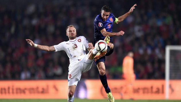 Český obránce Michal Kadlec (vlevo) se snaží sebrat míč nizozemskému útočníkovi Robinovi van Persiemu. Český obránce Michal Kadlec (vlevo) se snaží sebrat míč nizozemskému útočníkovi Robinovi van Persiemu.