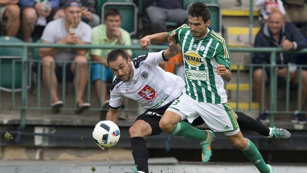 Ladislav Martan už v dresu Hradce Králové (vlevo). Vpravo Jiří Jeslinek z Bohemians. Ladislav Martan už v dresu Hradce Králové (vlevo). Vpravo Jiří Jeslinek z Bohemians.