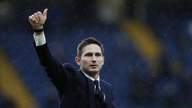 Legendární Frank Lampard se vrací do Chelsea. S londýnským klubem podepsal tříletý kontrakt v roli hlavního trenéra. Legendární Frank Lampard se vrací do Chelsea. S londýnským klubem podepsal tříletý kontrakt v roli hlavního trenéra.