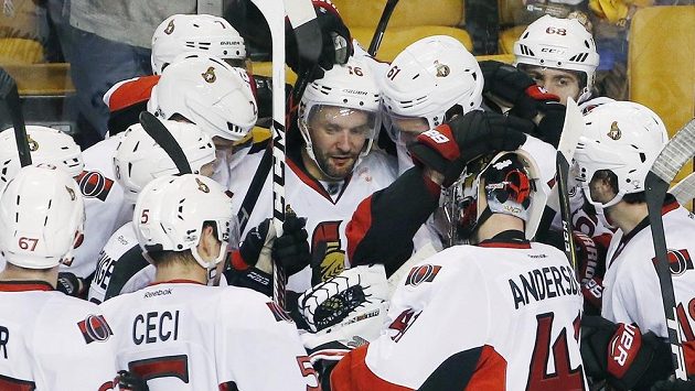 Clarke MacArthur (16) z Ottawy přijímá gratulace od spoluhráčů. Clarke MacArthur (16) z Ottawy přijímá gratulace od spoluhráčů.