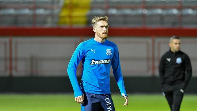 Milan Kerbr při rozvcvičení před prvním zápasem v dresu Apollonu Limasol. Milan Kerbr při rozvcvičení před prvním zápasem v dresu Apollonu Limasol.