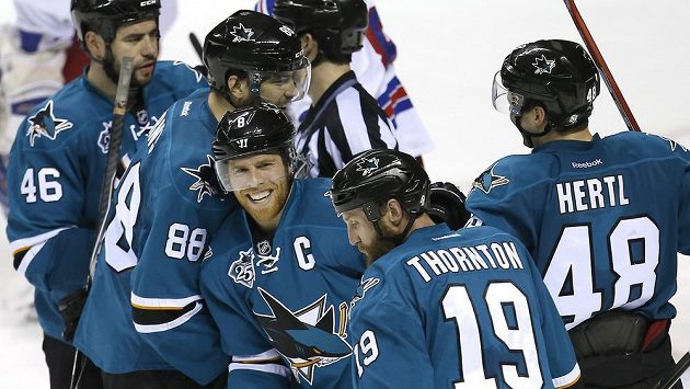 Tomáš Hertl (zcela vpravo) a Roman Polák (úplně vlevo) se radují se spoluhráči ze San Jose z jednoho gólů proti New York Rangers. Tomáš Hertl (zcela vpravo) a Roman Polák (úplně vlevo) se radují se spoluhráči ze San Jose z jednoho gólů proti New York Rangers.