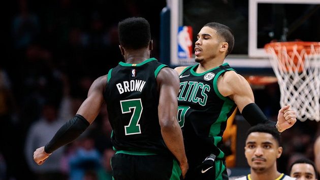Jaylen Brown (7) se raduje se spoluhráčem Jaysonem Tatumem (0) po úspěšné tříbodové střele, která rozhodla o vítězství Bostonu nad Denverem. Jaylen Brown (7) se raduje se spoluhráčem Jaysonem Tatumem (0) po úspěšné tříbodové střele, která rozhodla o vítězství Bostonu nad Denverem.