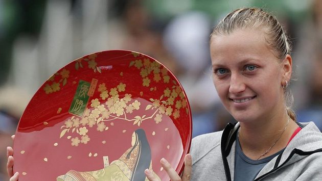 Petra Kvitová s cenou pro vítěze. Petra Kvitová s cenou pro vítěze.