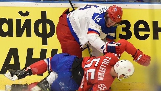 Viktor Tichonov z Ruska (vlevo) v souboji s Norem Ole-Kristianem Tollefsenem. Viktor Tichonov z Ruska (vlevo) v souboji s Norem Ole-Kristianem Tollefsenem.