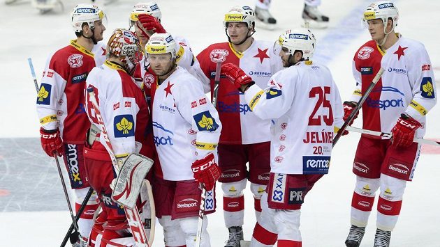 Hokejisté pražské Slavie slaví výhru nad Pardubicemi. Hokejisté pražské Slavie slaví výhru nad Pardubicemi.