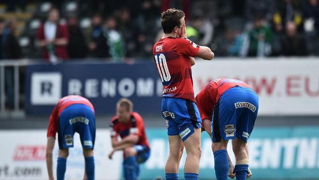 Zklamaní hráči Plzně po zápase v Jablonci, který skončil 2:2. Plzeň si tak zkomplikovala boj o mistrovský titul. Zklamaní hráči Plzně po zápase v Jablonci, který skončil 2:2. Plzeň si tak zkomplikovala boj o mistrovský titul.