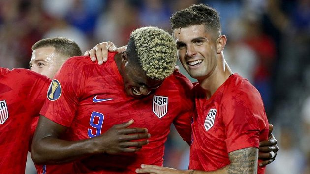 Američtí reprezentanti Gyasi Zardes (vlevo) a Christian Pulisic (10) oslavují gól na Gold Cupu proti Guayaně. Američtí reprezentanti Gyasi Zardes (vlevo) a Christian Pulisic (10) oslavují gól na Gold Cupu proti Guayaně.