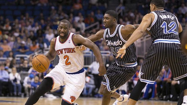 Rozehrávač newyorských Knicks Raymond Felton (zcela vlevo). Rozehrávač newyorských Knicks Raymond Felton (zcela vlevo).