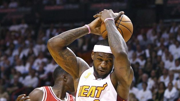 LeBron James se na výhře Miami podílel 17 body. LeBron James se na výhře Miami podílel 17 body.
