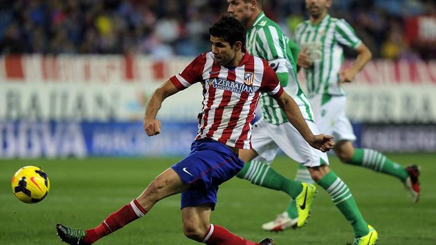 Diego Costa z Atlétika Madrid střílí gól v ligovém duelu s Betisem. Diego Costa z Atlétika Madrid střílí gól v ligovém duelu s Betisem.