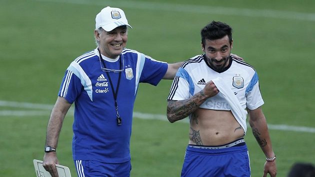 Argentinský kouč Alejandro Sabella (vlevo) spolu s Ezequielem Lavezzim na tréninku v Belo Horizonte. Argentinský kouč Alejandro Sabella (vlevo) spolu s Ezequielem Lavezzim na tréninku v Belo Horizonte.