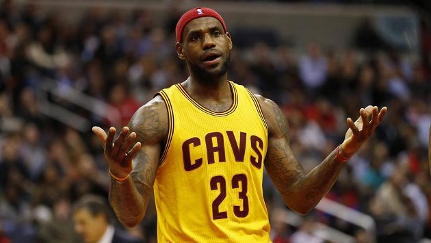 Rozladěný lídr Clevelandu LeBron James během zápasu na palubovce Washingtonu Wizards. Rozladěný lídr Clevelandu LeBron James během zápasu na palubovce Washingtonu Wizards.