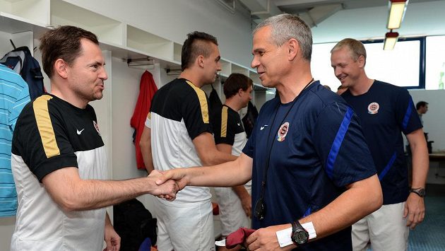 Redaktor Sport.cz Pavel Dosadil (vlevo) a trenér Sparty Vítězslav Lavička se zdraví v šatně před tréninkem pro novináře a fanoušky. Redaktor Sport.cz Pavel Dosadil (vlevo) a trenér Sparty Vítězslav Lavička se zdraví v šatně před tréninkem pro novináře a fanoušky.