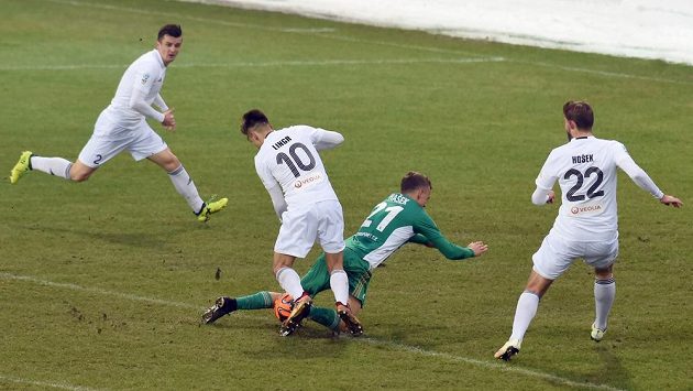 Zleva v bílém Benjamin Čolić, Ondřej Lingr a Jan Hošek z Karviné a Martin Hašek z Bohemians. Zleva v bílém Benjamin Čolić, Ondřej Lingr a Jan Hošek z Karviné a Martin Hašek z Bohemians.