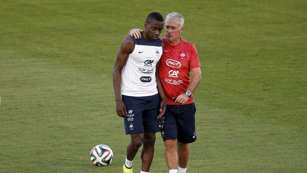 „Pozor, někdo nás sleduje!“ jakoby říkal francouzský kouč Deschamps svému svěřenci Matuidimu. „Pozor, někdo nás sleduje!“ jakoby říkal francouzský kouč Deschamps svému svěřenci Matuidimu.