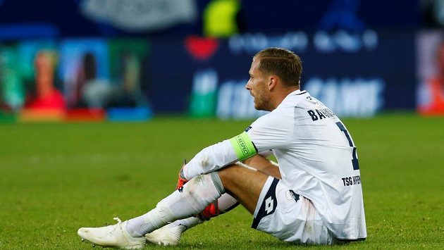 Hoffenheim prohrál bundesligový zápas s Frankfurtem, zklamaný Oliver Baumann sedí po závěrečném hvizdu na trávníku. Hoffenheim prohrál bundesligový zápas s Frankfurtem, zklamaný Oliver Baumann sedí po závěrečném hvizdu na trávníku.