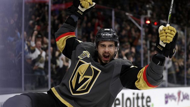 Český hokejový útočník Las Vegas Tomáš Hyka se raduje ze svého prvního gólu v NHL do sítě Vancouveru. Český hokejový útočník Las Vegas Tomáš Hyka se raduje ze svého prvního gólu v NHL do sítě Vancouveru.