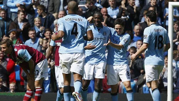 YaYa Touré z Manchesteru City (uprostřed) se raduje se spoluhráči z gólu proti West Hamu. YaYa Touré z Manchesteru City (uprostřed) se raduje se spoluhráči z gólu proti West Hamu.