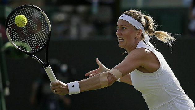 Petra Kvitová při utkání prvního kola Wimbledonu s Ons Džabúrovou z Tuniska. Petra Kvitová při utkání prvního kola Wimbledonu s Ons Džabúrovou z Tuniska.