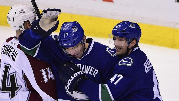 Radim Vrbata (17) z Vancouveru se raduje po gólu, který dal proti Coloradu. Vpravo jeho spoluhráč Sven Baertschi. Vlevo Blake Comeau. Radim Vrbata (17) z Vancouveru se raduje po gólu, který dal proti Coloradu. Vpravo jeho spoluhráč Sven Baertschi. Vlevo Blake Comeau.