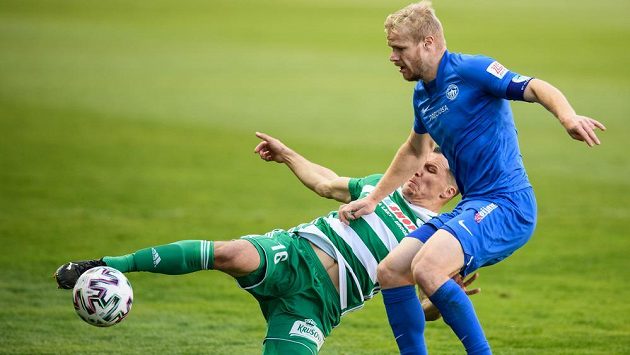 Martin Dostál z Bohemians a Jan Mikula ze Slovanu Liberec během utkání. Martin Dostál z Bohemians a Jan Mikula ze Slovanu Liberec během utkání.