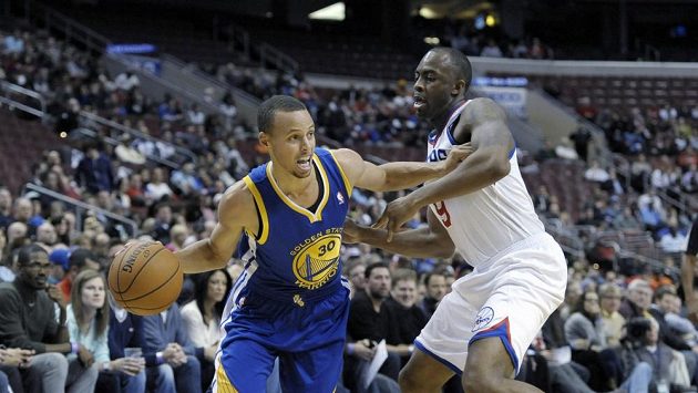 Stephen Curry (vlevo) zaznamenal podruhé v kariéře triple-double. Stephen Curry (vlevo) zaznamenal podruhé v kariéře triple-double.