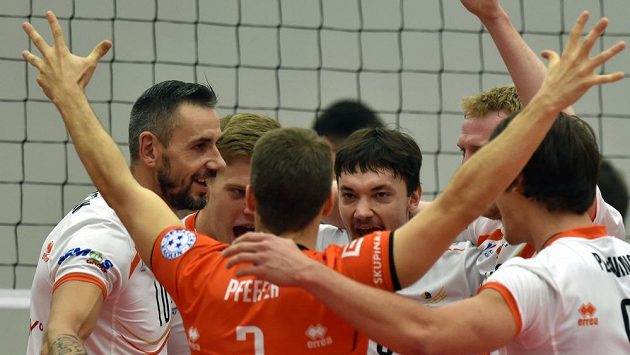 Volejbalisté Karlovarska (na snímku) pokřtili novou halu vítězstvím nad ČZU Praha. Volejbalisté Karlovarska (na snímku) pokřtili novou halu vítězstvím nad ČZU Praha.