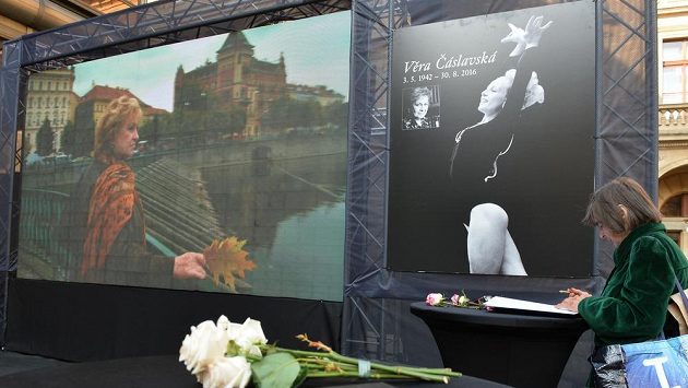 V piazzetě pražského Národního divadla může veřejnost od 9. do 12. září uctít památku sportovní gymnastky Věry Čáslavské. Národní divadlo bude 12. září místem posledního rozloučení se sedminásobnou olympijskou vítězkou. V piazzetě pražského Národního divadla může veřejnost od 9. do 12. září uctít památku sportovní gymnastky Věry Čáslavské. Národní divadlo bude 12. září místem posledního rozloučení se sedminásobnou olympijskou vítězkou.