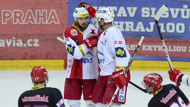 Střelec Slavie Jaroslav Bednář (vpravo) se raduje s Petrem Kadlecem z branky. Střelec Slavie Jaroslav Bednář (vpravo) se raduje s Petrem Kadlecem z branky.