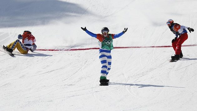 Eva Samková (vlevo) si zajistila na ZOH bronz v akrobatické pozici. Uprostřed jásá zlatá Italka Moioliová. Eva Samková (vlevo) si zajistila na ZOH bronz v akrobatické pozici. Uprostřed jásá zlatá Italka Moioliová.