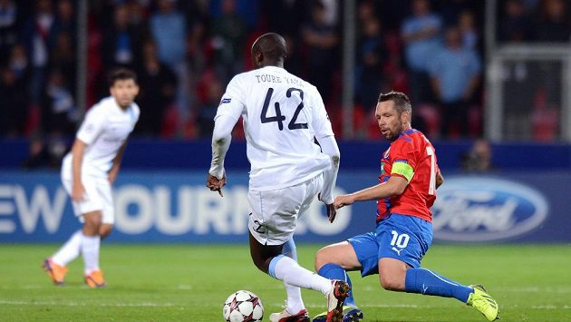 Plzeňský záložník Pavel Horváth (vpravo) se skluzem snaží vypíchnout míč středopolaři Manchesteru City Yaya Tourému během zápasu Ligy mistrů. Plzeňský záložník Pavel Horváth (vpravo) se skluzem snaží vypíchnout míč středopolaři Manchesteru City Yaya Tourému během zápasu Ligy mistrů.