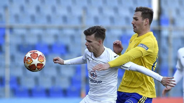 Patrik Hellebrand ze Slovácka a Tomáš Poznar ze Zlína v akci během utkání nejvyšší fotbalové soutěže. Patrik Hellebrand ze Slovácka a Tomáš Poznar ze Zlína v akci během utkání nejvyšší fotbalové soutěže.