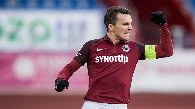 Sparťan David Lafata oslavuje gól během utkání v Ostravě. Sparťan David Lafata oslavuje gól během utkání v Ostravě.