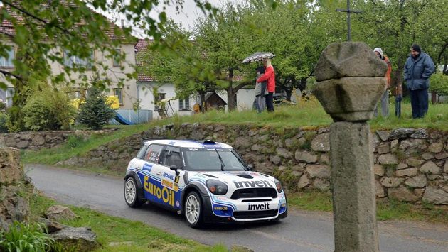 Václav Pech se strojem John Cooper Mini S2000. Václav Pech se strojem John Cooper Mini S2000.