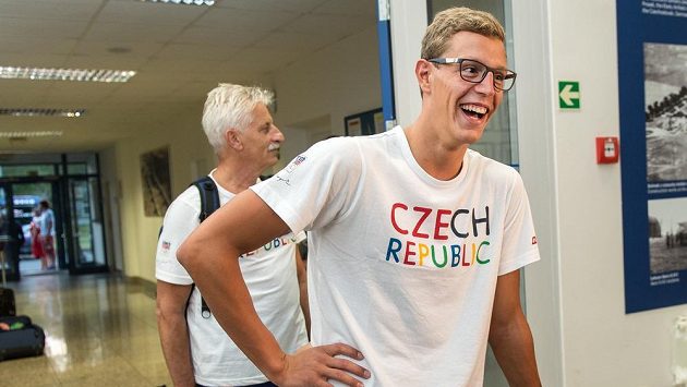 Plavec Jan Micka během odletu olympijské výpravy na LOH do Ria. Plavec Jan Micka během odletu olympijské výpravy na LOH do Ria.