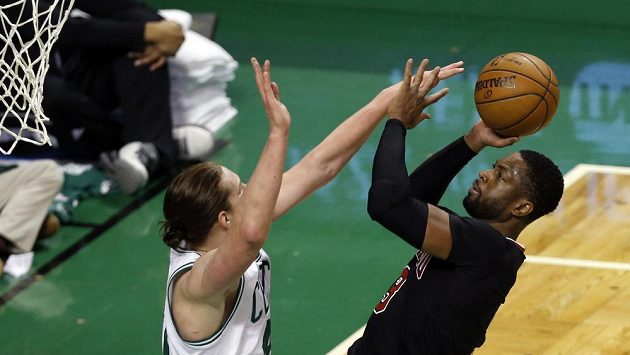 Dwyane Wade (3) z Chicaga střílí na koš. O blok se snaží Kelly Olynyk (41) z Bostonu. Dwyane Wade (3) z Chicaga střílí na koš. O blok se snaží Kelly Olynyk (41) z Bostonu.