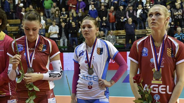 Volejbalistiky Prostějova po prohraném finále poháru s Olomoucí, zleva Nina Herelová, Julie Kovářová a Mareike Hindriksenová - ilustrační foto. Volejbalistiky Prostějova po prohraném finále poháru s Olomoucí, zleva Nina Herelová, Julie Kovářová a Mareike Hindriksenová - ilustrační foto.